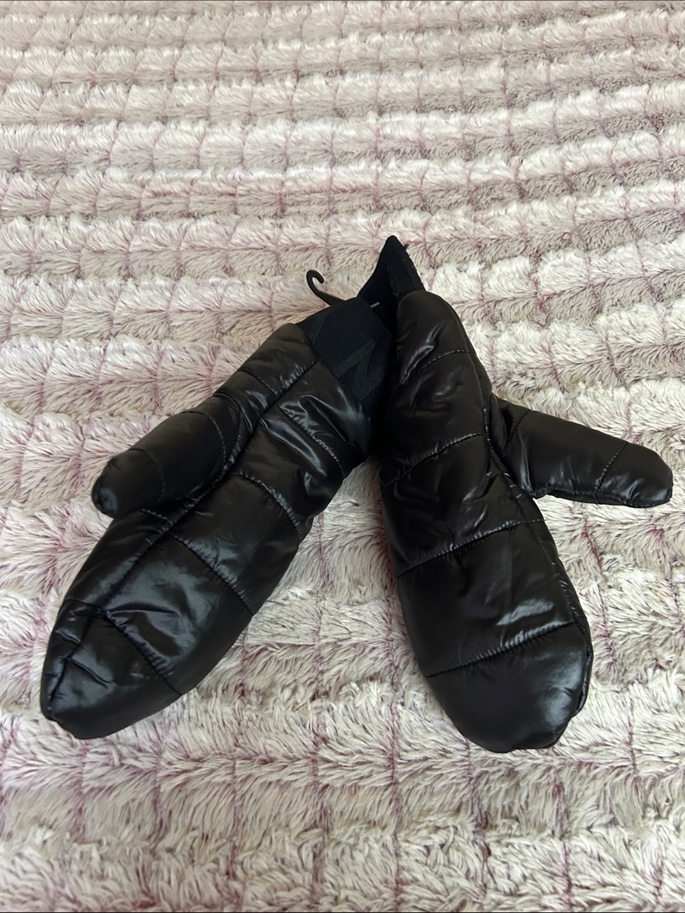 DKNY Black Quilted Puffer Mittens
